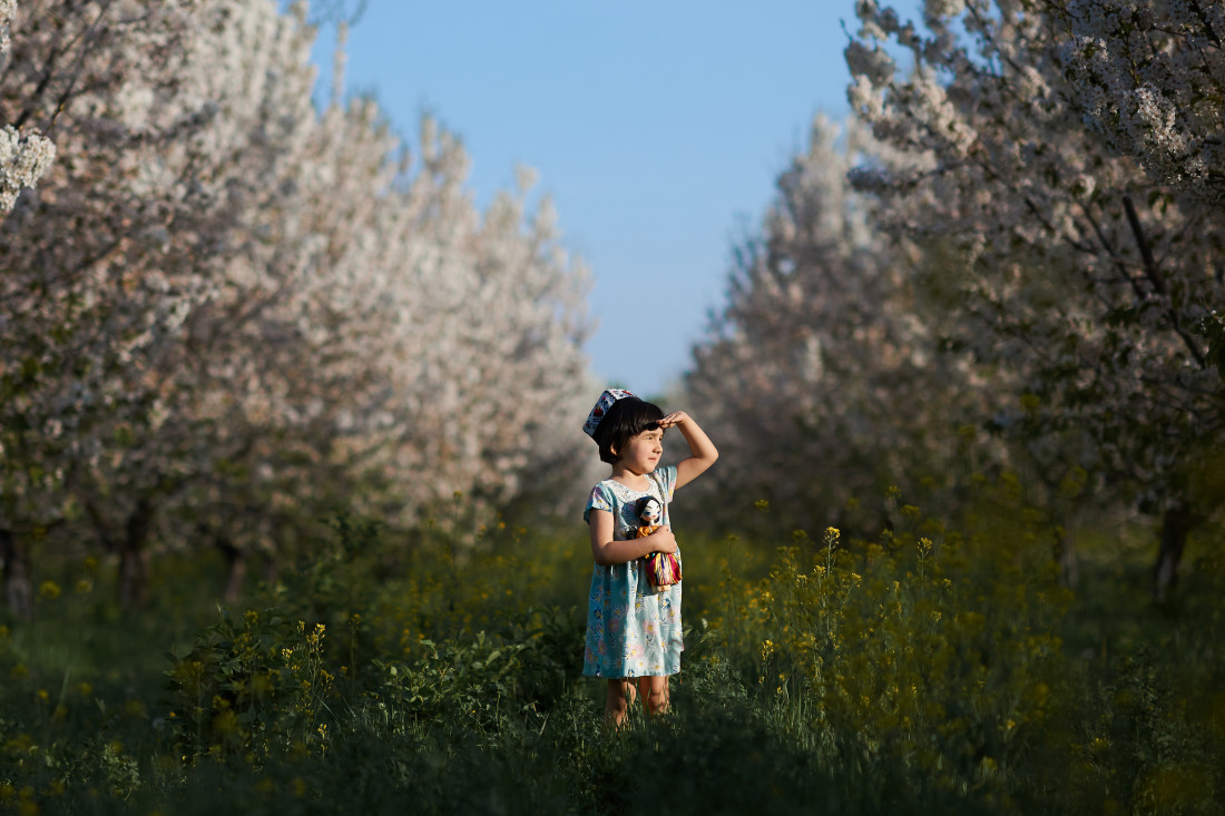 Katta dildo bilan ozini sikadi